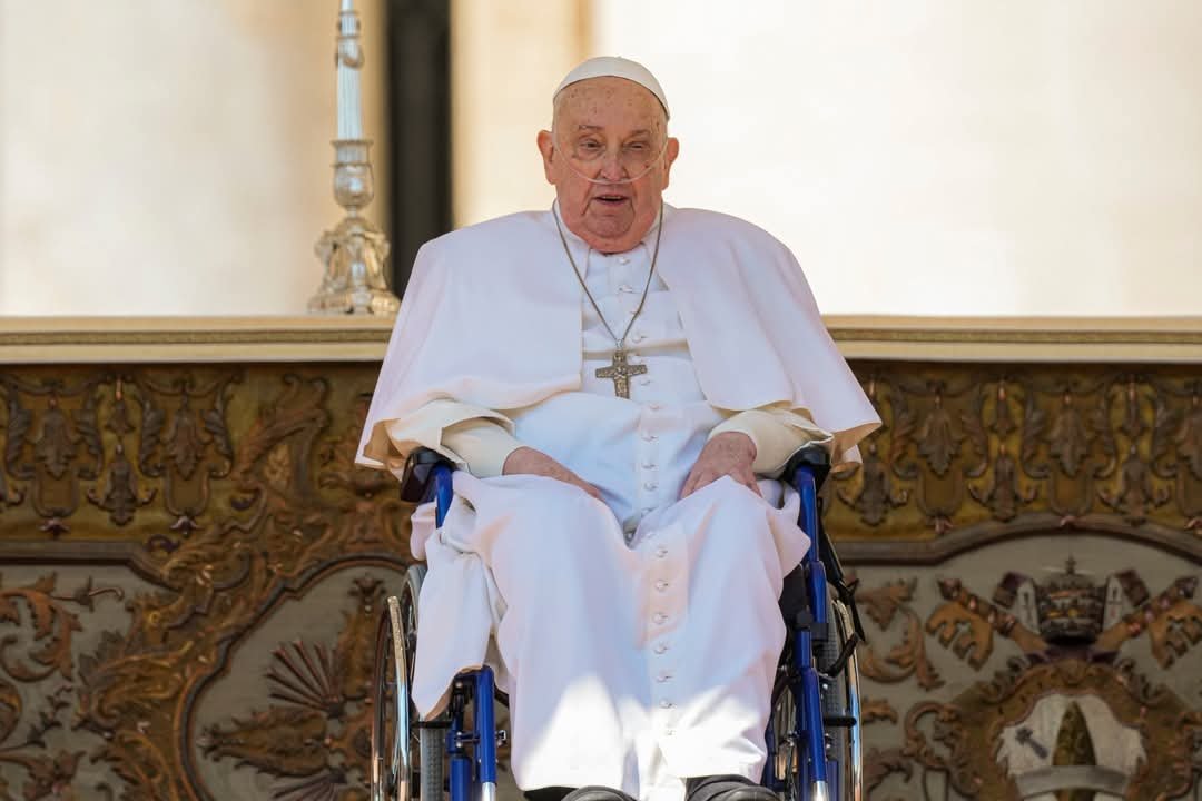 El Papa Francisco Reaparece Ante los Fieles en el Vaticano Tras su Salida del hospital.