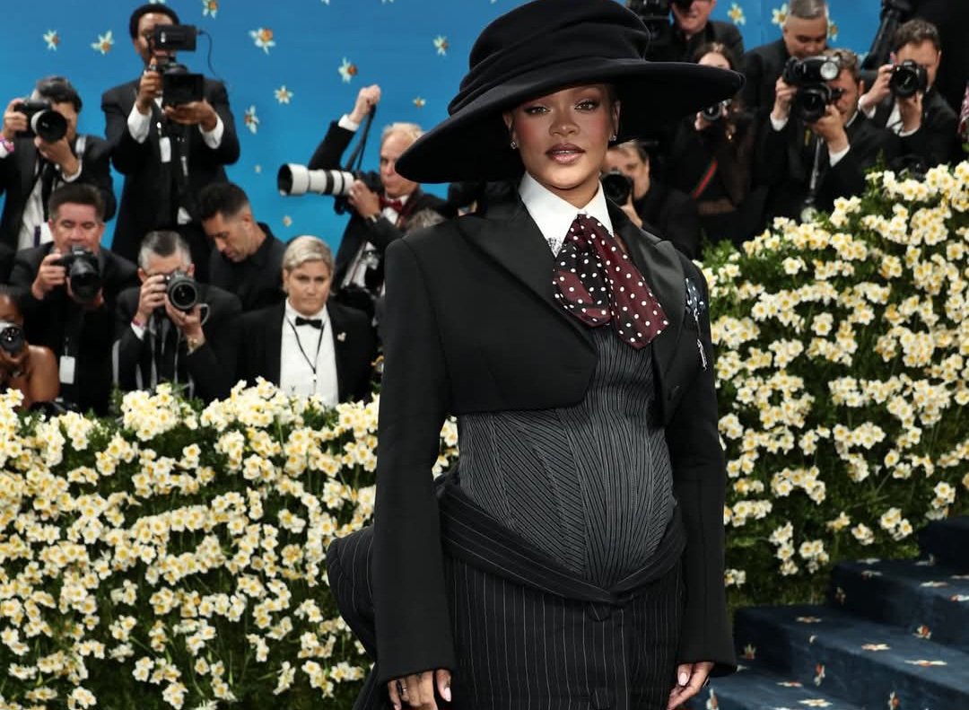 Rihanna Anuncia su Tercer Embarazo en la Elegante Met Gala.