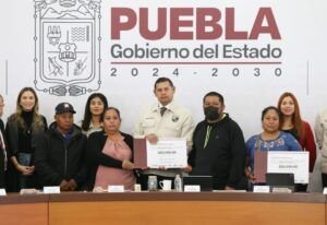 Cayeron de maravilla, entrega Armenta 20 mil pesos a migrantes que regresaron a Puebla