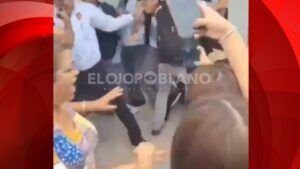 Alumnos le sorrajan unos guamazos a director de CETIS por depravado