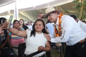 Desde Tenampulco entrega Armenta apoyos para el campo