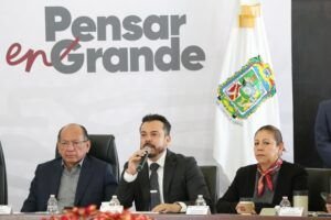TV Azteca pide más de 2 mil millones para no hablar mal del gobierno; García Parra