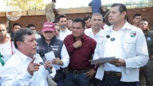 Armenta supervisa obras y entrega apoyos a damnificados en la Sierra Norte