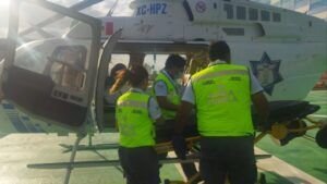 Trasladan en ambulancia aérea a joven lesionado en accidente vial en Puebla