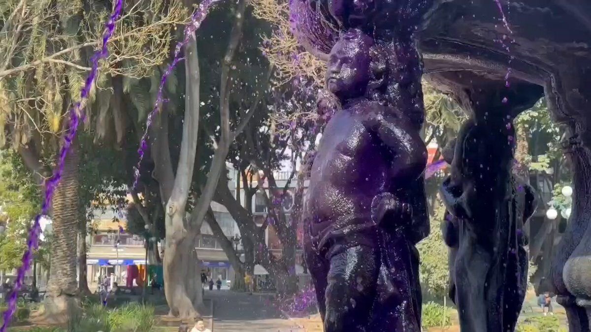 Tiñen de morado el agua de la fuente del Zócalo durante movilizaciones del Día de la Mujer