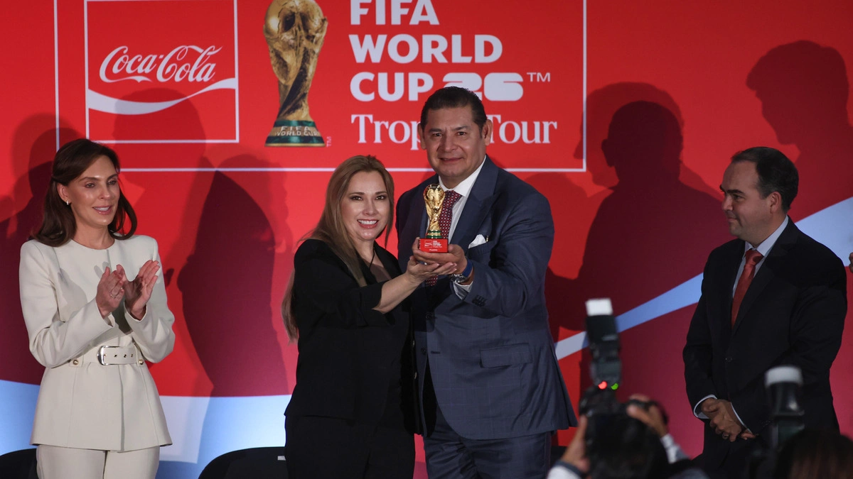Puebla se suma a la fiesta mundialista con la llegada del trofeo de la Copa del Mundo 2026