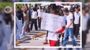 Entre tráfico y consignas, estudiantes de la FNERRR toman Bulevar 5 de Mayo
