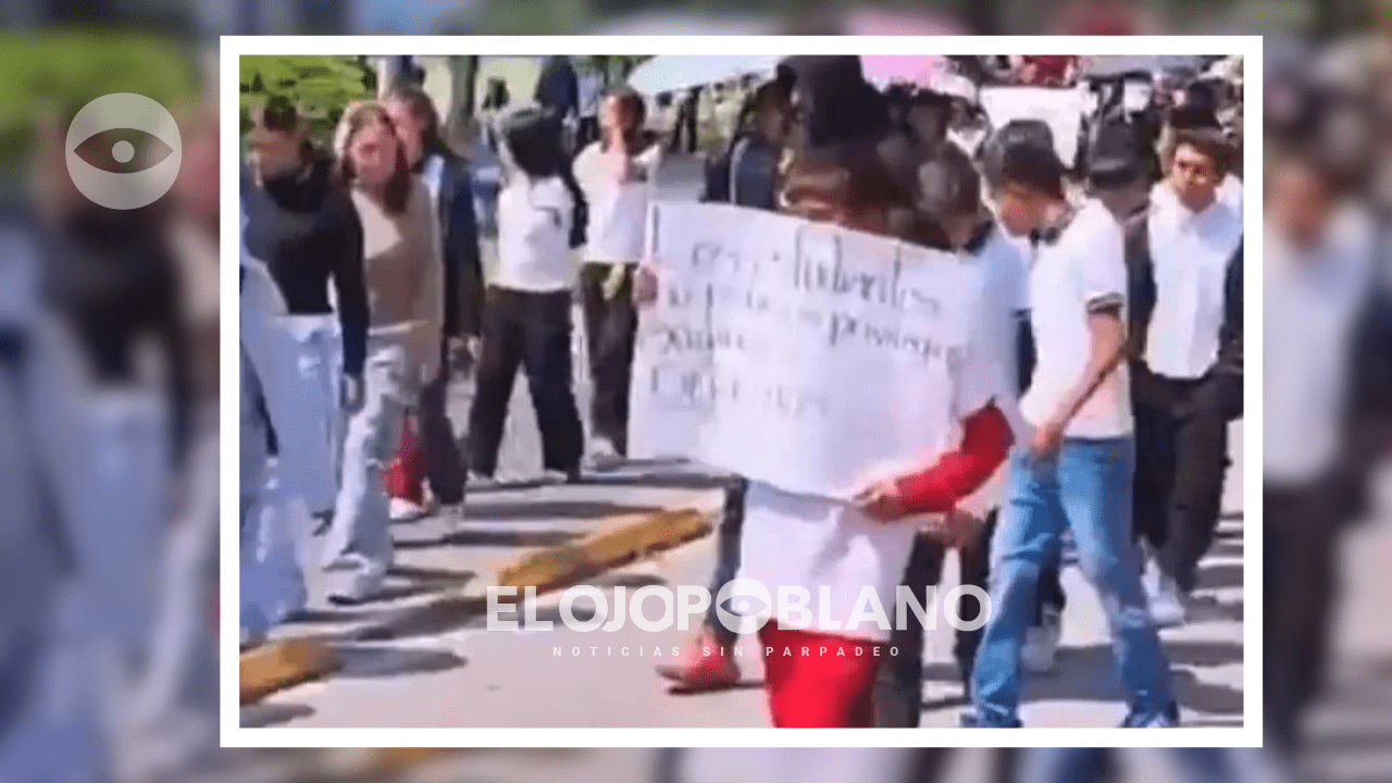 Entre tráfico y consignas, estudiantes de la FNERRR toman Bulevar 5 de Mayo