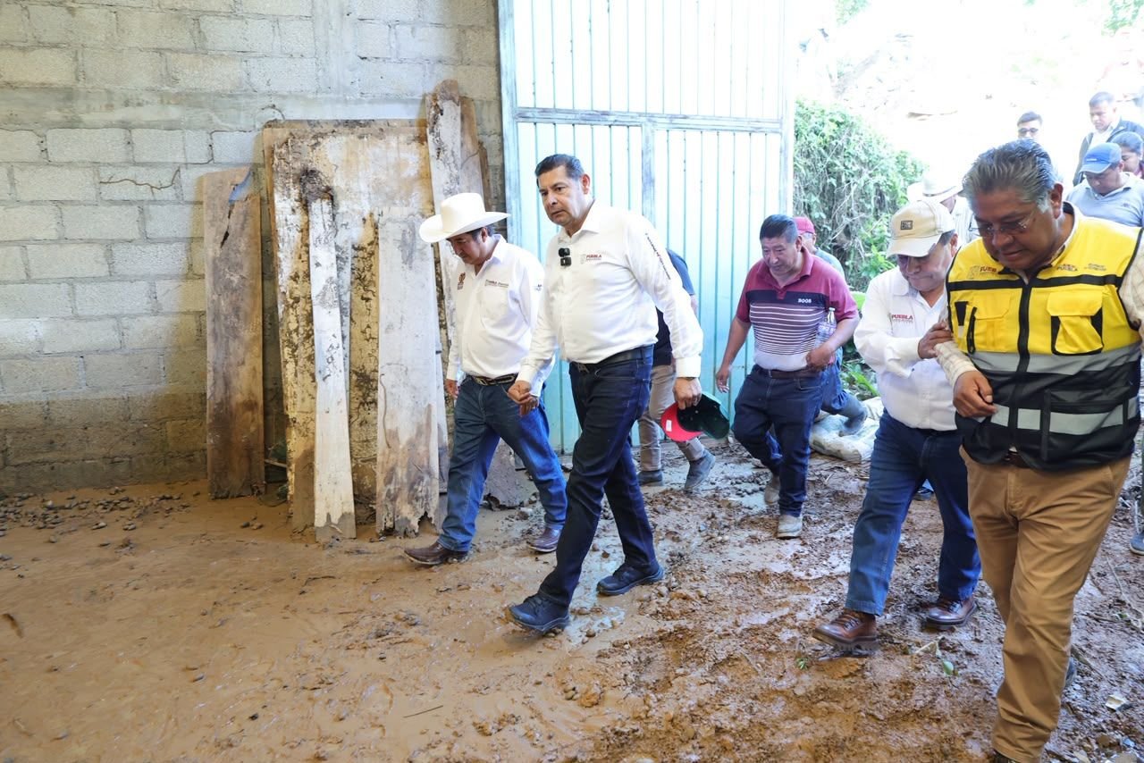Armenta recorre zonas devastadas y envía maquinaria