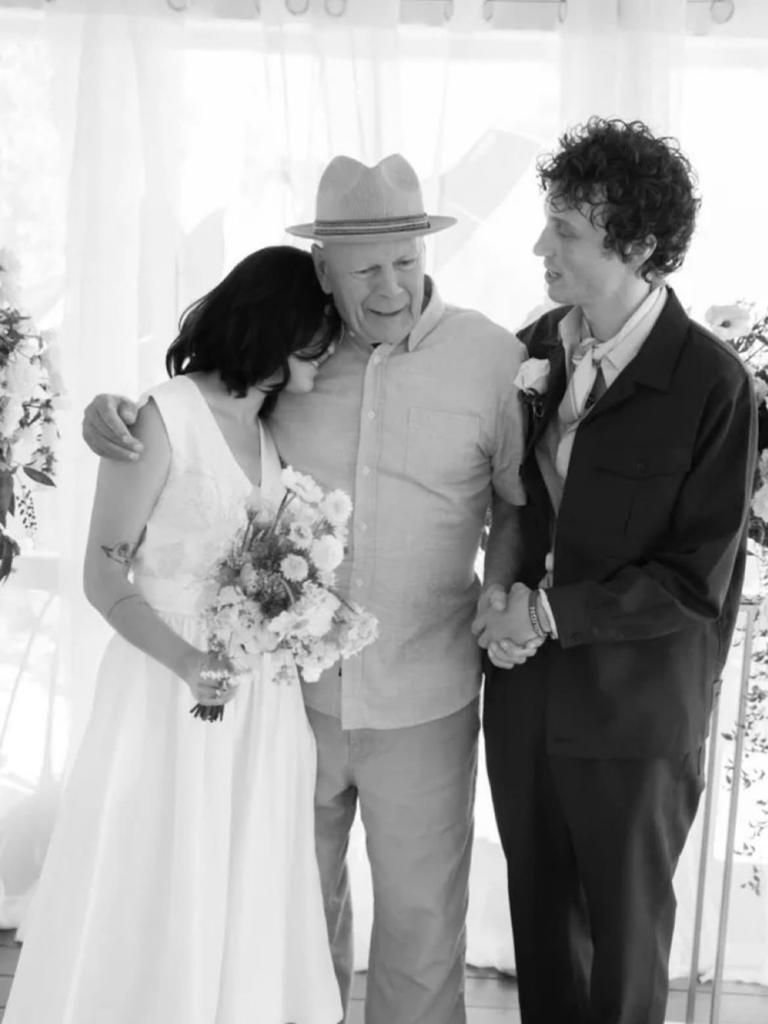 ¡CONMOVEDOR! Bruce Willis reaparece en boda de su Hija